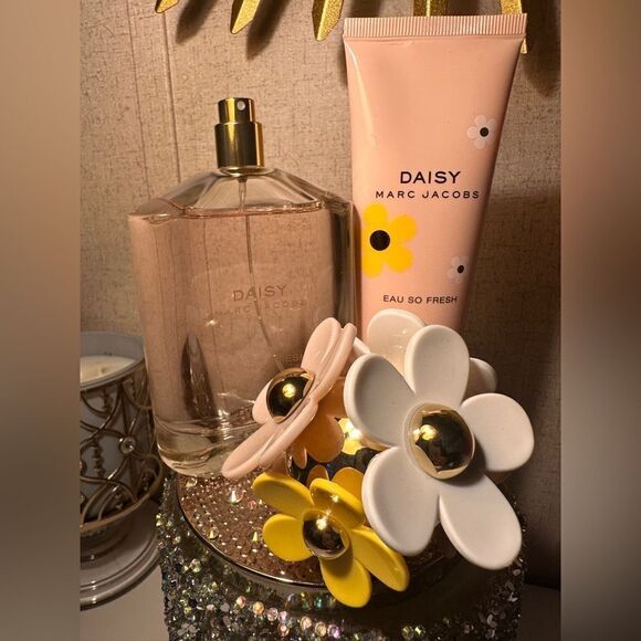 Marc Jacobs Daisy Eau So Fresh 4.2 oz Eau de Toilette & Body Lotion Set … - Picture 9 of 17